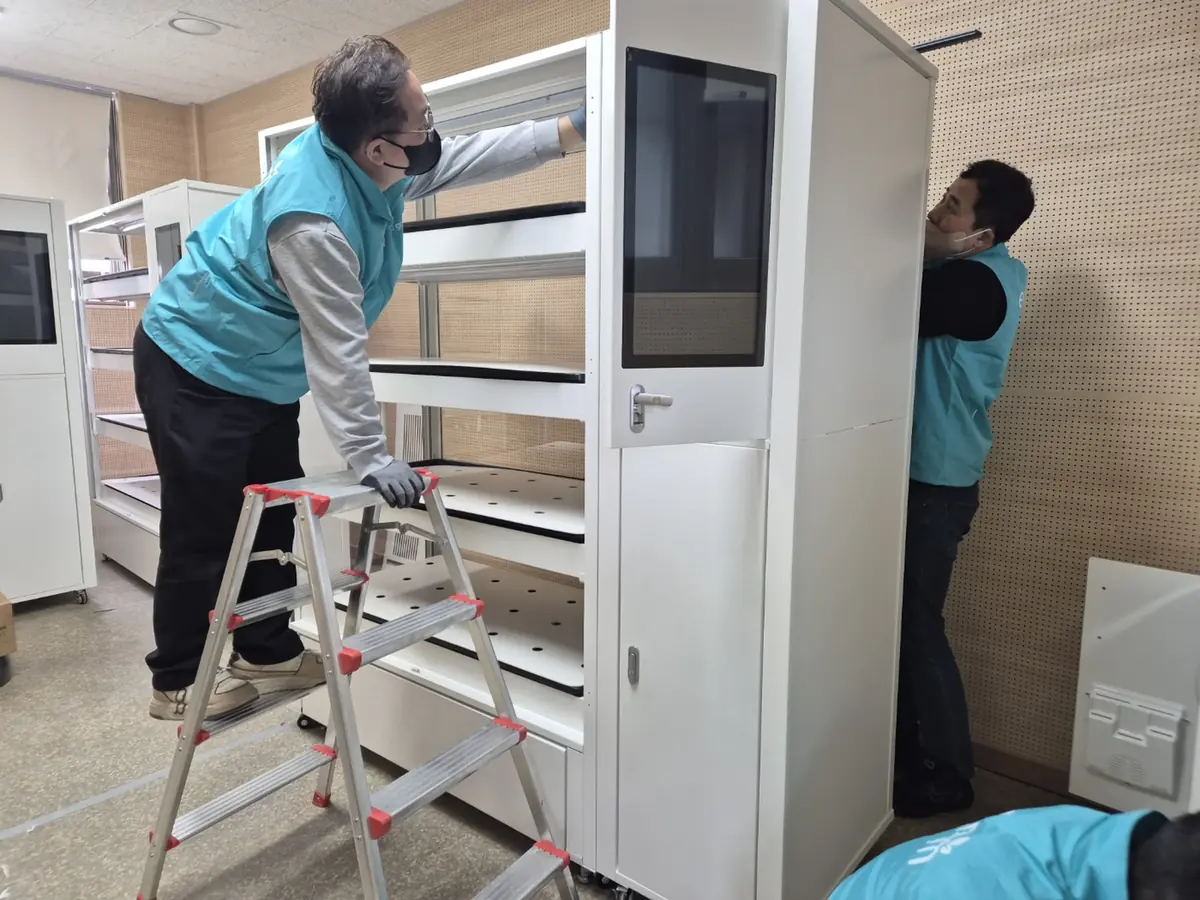 곡성 식물공장 재배 유닛 설치 후 운영 점검 모습